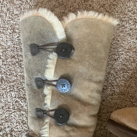 Brown Button UGGS - Picture 2 of 12